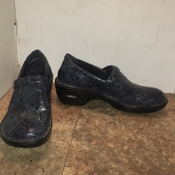 b.o.c. Shoes - B.O.C Blue and Black print clogs sz 8m